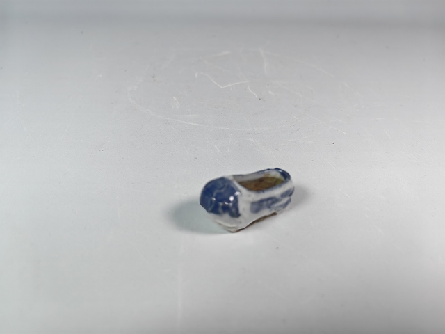 古玩陶瓷清中仿生瓷青花云福紋虎頭鞋真品鑒賞圖