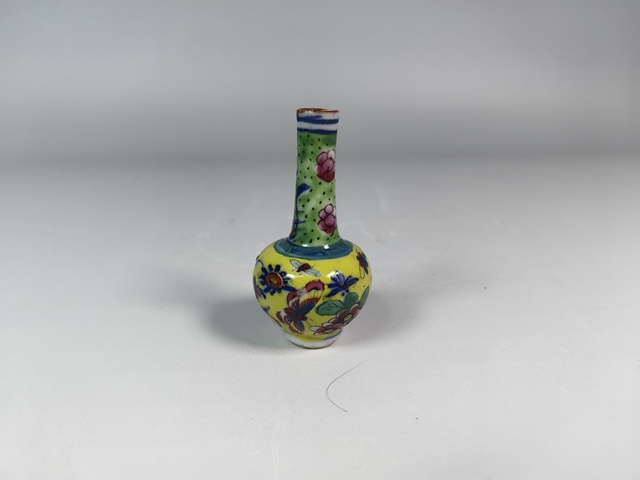 古玩陶瓷康熙青花五彩花卉蝴蝶紋小天球瓶真品鑒賞圖