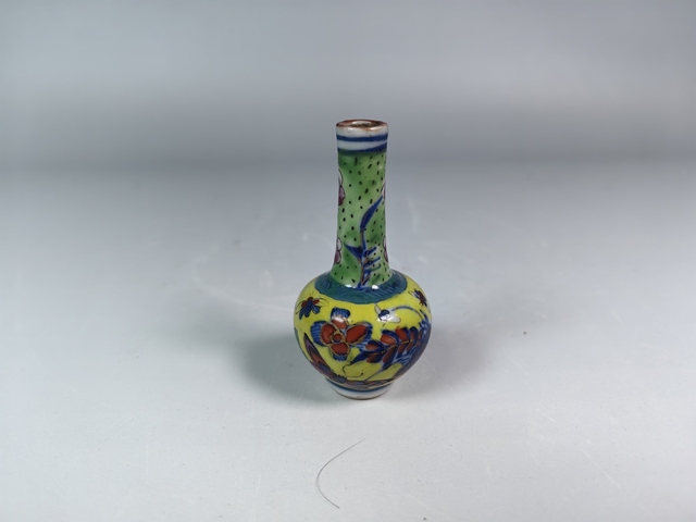 古玩陶瓷康熙青花五彩花卉蝴蝶紋小天球瓶真品鑒賞圖