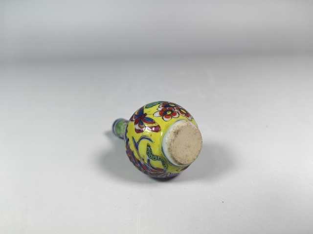 古玩陶瓷康熙青花五彩花卉蝴蝶紋小天球瓶真品鑒賞圖