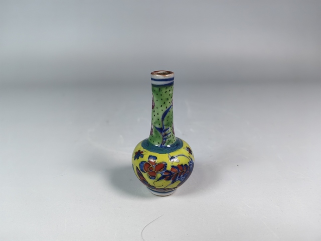 古玩陶瓷康熙青花五彩花卉蝴蝶紋小天球瓶真品鑒賞圖