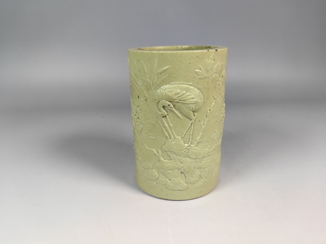 古玩陶瓷晚清黃釉浮雕洞石牡丹仙鶴紋筆筒真品鑒賞圖