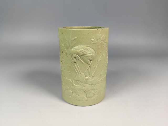 古玩陶瓷晚清黃釉浮雕洞石牡丹仙鶴紋筆筒真品鑒賞圖