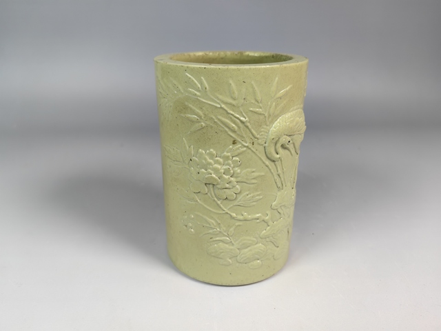 古玩陶瓷晚清黃釉浮雕洞石牡丹仙鶴紋筆筒真品鑒賞圖