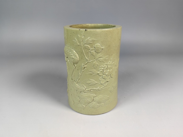 古玩陶瓷晚清黃釉浮雕洞石牡丹仙鶴紋筆筒真品鑒賞圖
