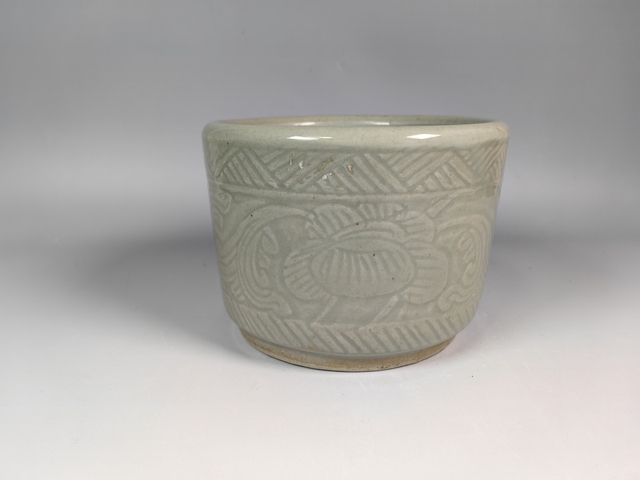 古玩陶瓷清中粉青釉暗刻花卉紋香爐真品鑒賞圖