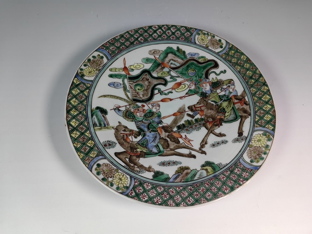 古玩陶瓷清中晚五彩刀馬旦人物紋賞盤真品鑒賞圖