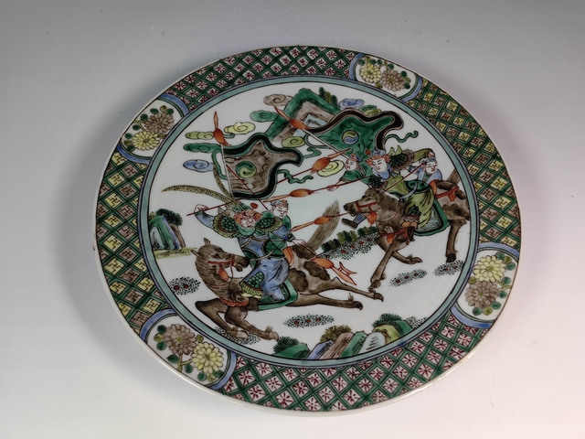 古玩陶瓷清中晚五彩刀馬旦人物紋賞盤真品鑒賞圖