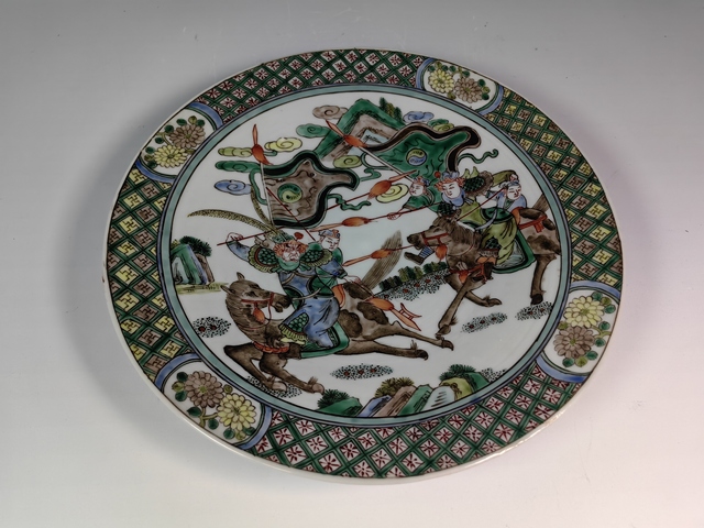 古玩陶瓷清中晚五彩刀馬旦人物紋賞盤真品鑒賞圖