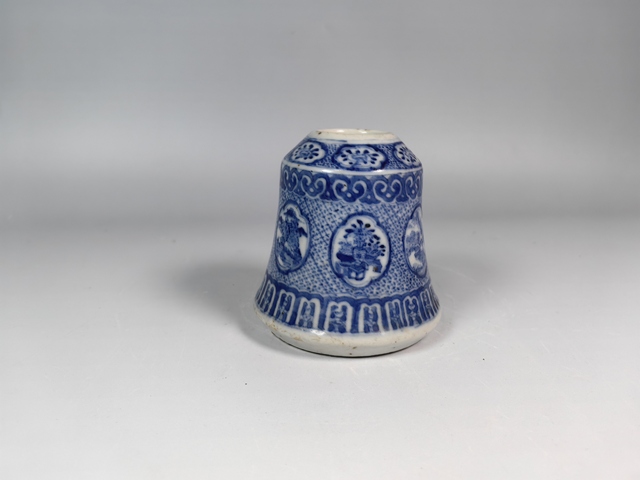 古玩陶瓷光緒青花開窗花卉博古紋燭臺真品鑒賞圖