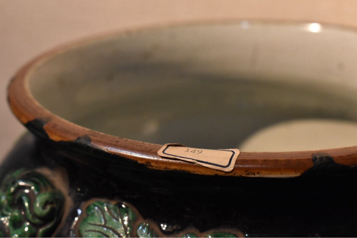 古玩陶瓷花卉紋罐真品鑒賞圖