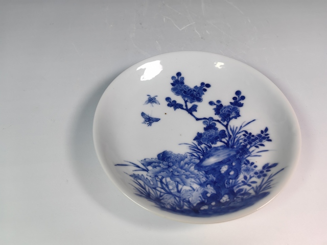 古玩陶瓷清早牡丹花卉蝴蝶紋青花賞盤真品鑒賞圖