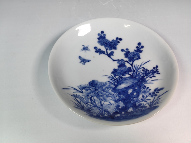 古玩陶瓷清早牡丹花卉蝴蝶紋青花賞盤真品鑒賞圖