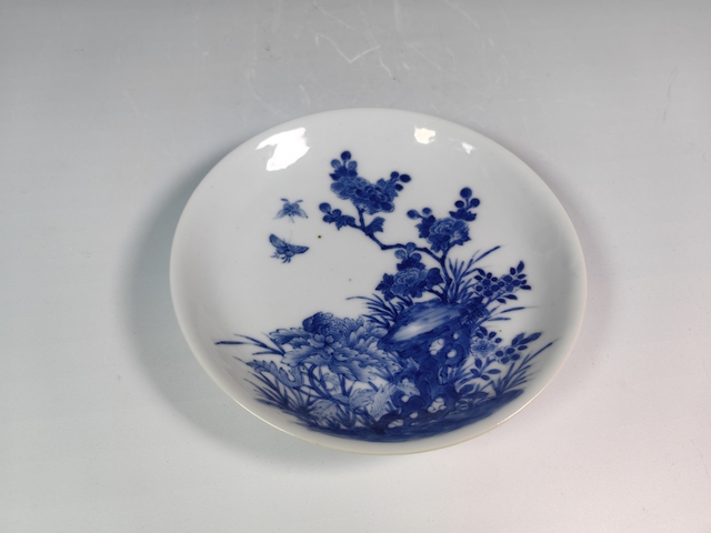 古玩陶瓷清早牡丹花卉蝴蝶紋青花賞盤真品鑒賞圖