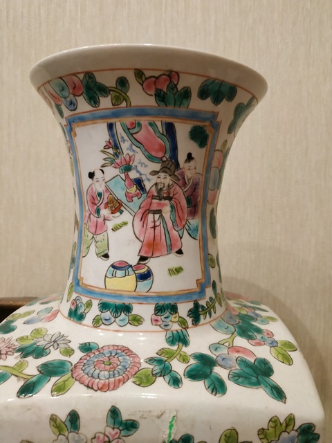 古玩陶瓷粉彩人物故事紋天圓地方瓶真品鑒賞圖