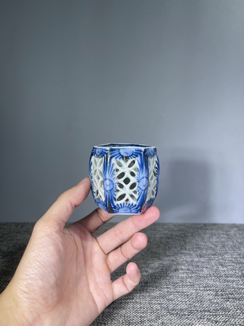 古玩陶瓷清末民初.鏤空六角青花杯座拍賣,當前價格350元