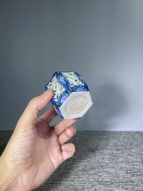 古玩陶瓷清末民初.鏤空六角青花杯座拍賣,當前價格350元