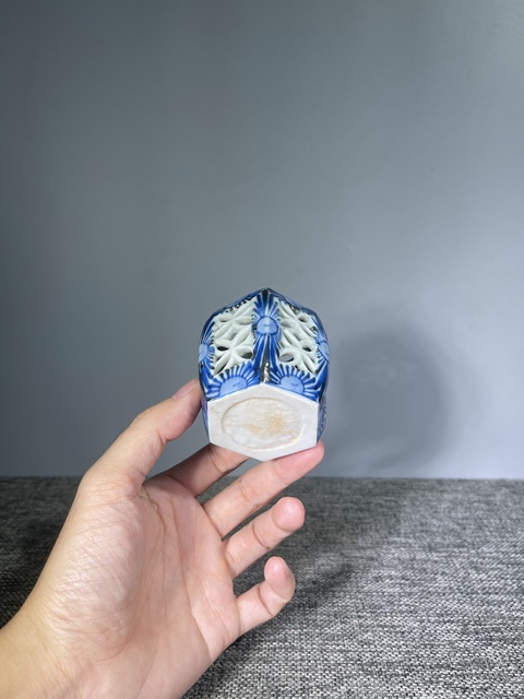 古玩陶瓷清末民初.鏤空六角青花杯座拍賣,當前價格350元