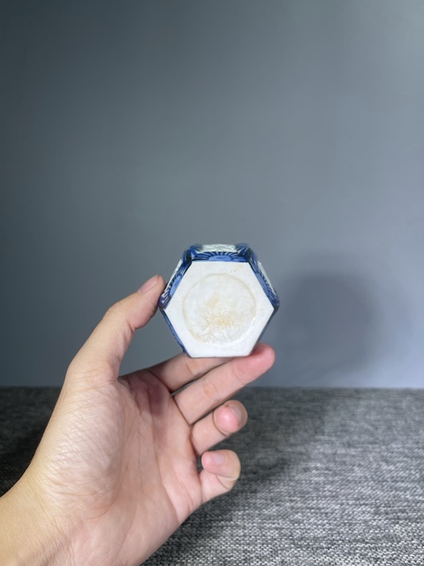 古玩陶瓷清末民初.鏤空六角青花杯座拍賣,當前價格350元