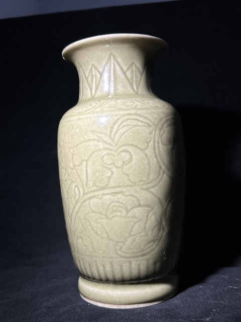 古玩陶瓷青釉暗刻花卉紋燈籠瓶真品鑒賞圖