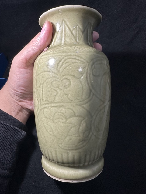 古玩陶瓷青釉暗刻花卉紋燈籠瓶真品鑒賞圖