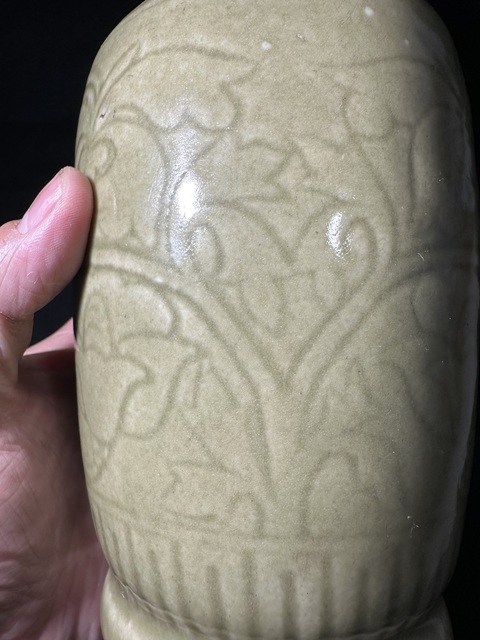 古玩陶瓷青釉暗刻花卉紋燈籠瓶真品鑒賞圖