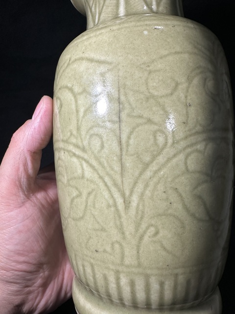 古玩陶瓷青釉暗刻花卉紋燈籠瓶真品鑒賞圖