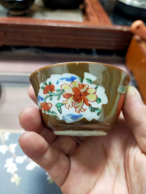 古玩陶瓷紫金釉粉彩花卉紋杯真品鑒賞圖