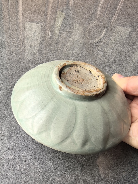 古玩陶瓷龍泉青瓷刻仰蓮紋盤真品鑒賞圖