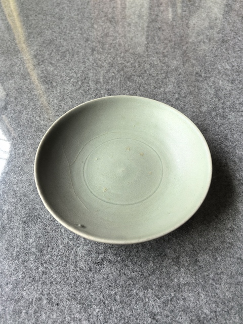 古玩陶瓷龍泉青瓷刻仰蓮紋盤真品鑒賞圖