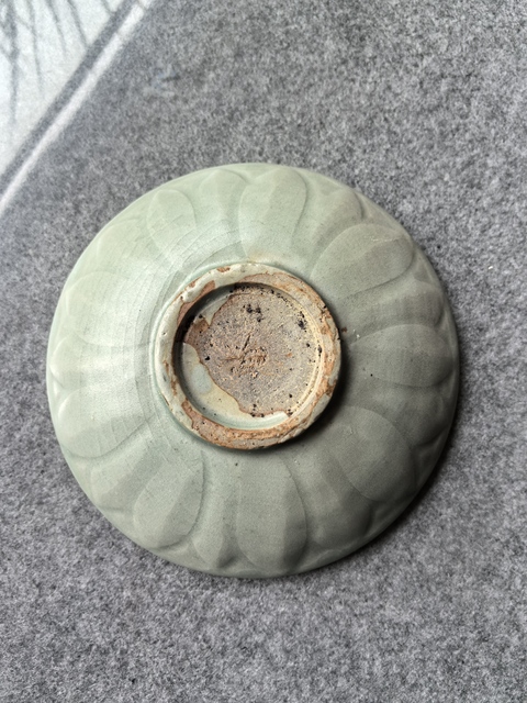 古玩陶瓷龍泉青瓷刻仰蓮紋盤真品鑒賞圖