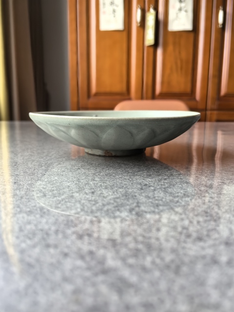 古玩陶瓷龍泉青瓷刻仰蓮紋盤真品鑒賞圖