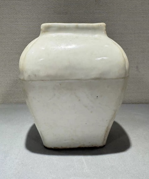 古玩陶瓷白釉方形茶葉罐真品鑒賞圖