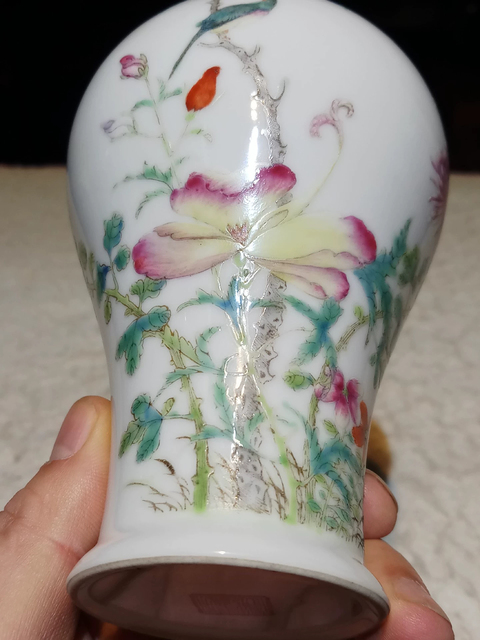 古玩陶瓷民國粉彩花卉紋瓶真品鑒賞圖