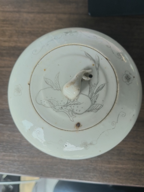 古玩陶瓷白釉刻瓷花卉紋蓋罐真品鑒賞圖