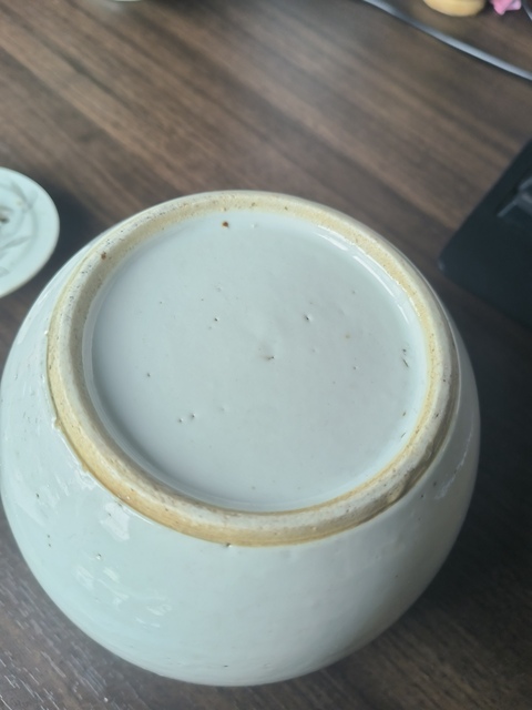 古玩陶瓷白釉刻瓷花卉紋蓋罐真品鑒賞圖