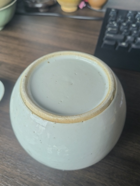 古玩陶瓷白釉刻瓷花卉紋蓋罐真品鑒賞圖