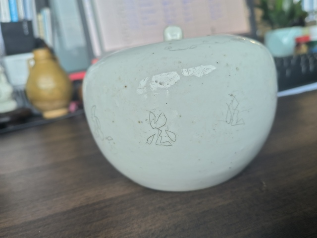 古玩陶瓷白釉刻瓷花卉紋蓋罐真品鑒賞圖