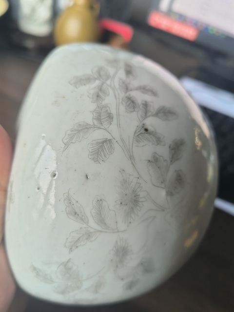 古玩陶瓷白釉刻瓷花卉紋蓋罐真品鑒賞圖