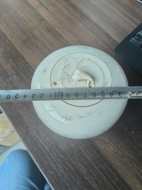 古玩陶瓷白釉刻瓷花卉紋蓋罐真品鑒賞圖