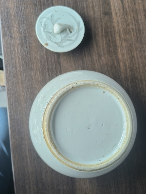 古玩陶瓷白釉刻瓷花卉紋蓋罐真品鑒賞圖