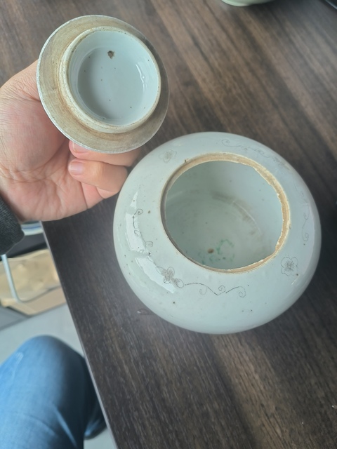 古玩陶瓷白釉刻瓷花卉紋蓋罐真品鑒賞圖