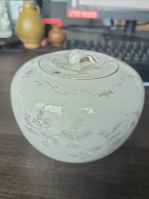 古玩陶瓷白釉刻瓷花卉紋蓋罐真品鑒賞圖