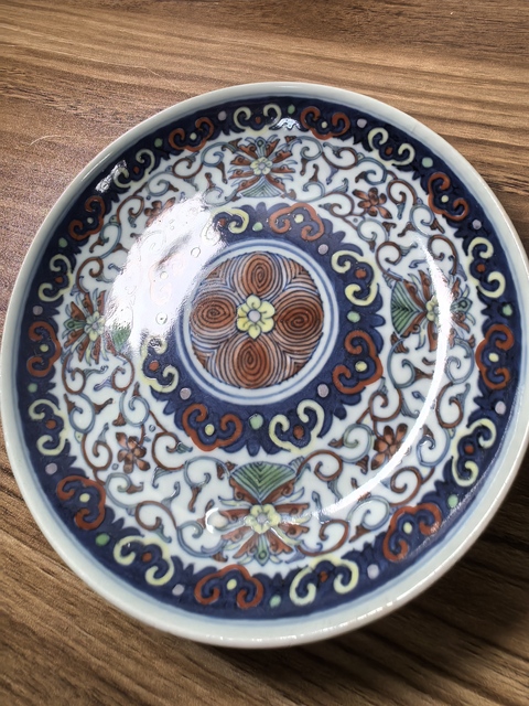 古玩陶瓷花卉紋斗彩盤真品鑒賞圖