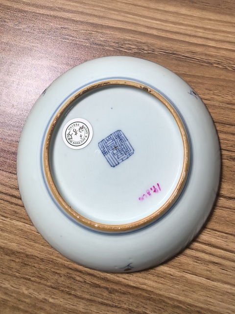 古玩陶瓷花卉紋斗彩盤真品鑒賞圖