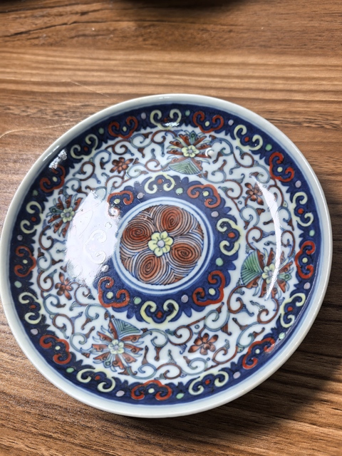 古玩陶瓷花卉紋斗彩盤真品鑒賞圖