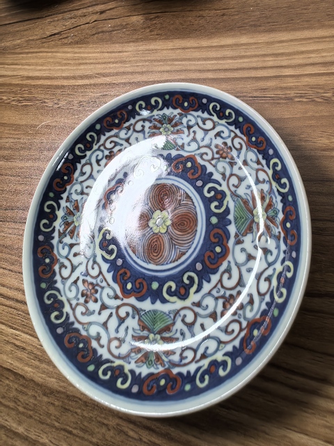 古玩陶瓷花卉紋斗彩盤真品鑒賞圖