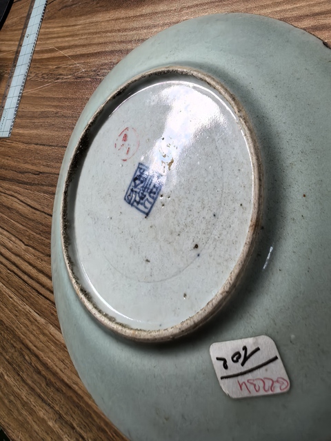 古玩陶瓷豆青釉廣彩花鳥紋盤真品鑒賞圖