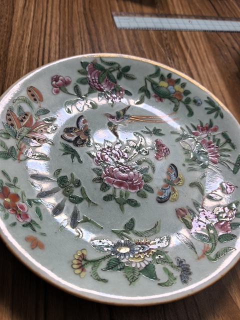 古玩陶瓷豆青釉廣彩花鳥紋盤真品鑒賞圖