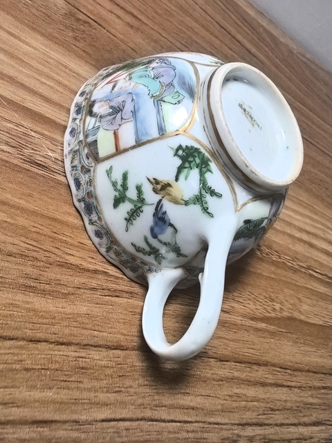 古玩陶瓷人物花鳥紋廣彩執(zhí)杯真品鑒賞圖